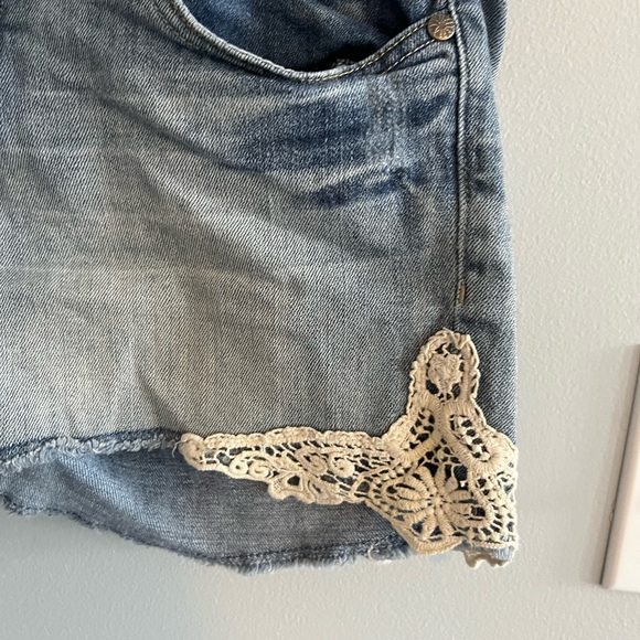 Lace trim jean shorts - Picture 2 of 6